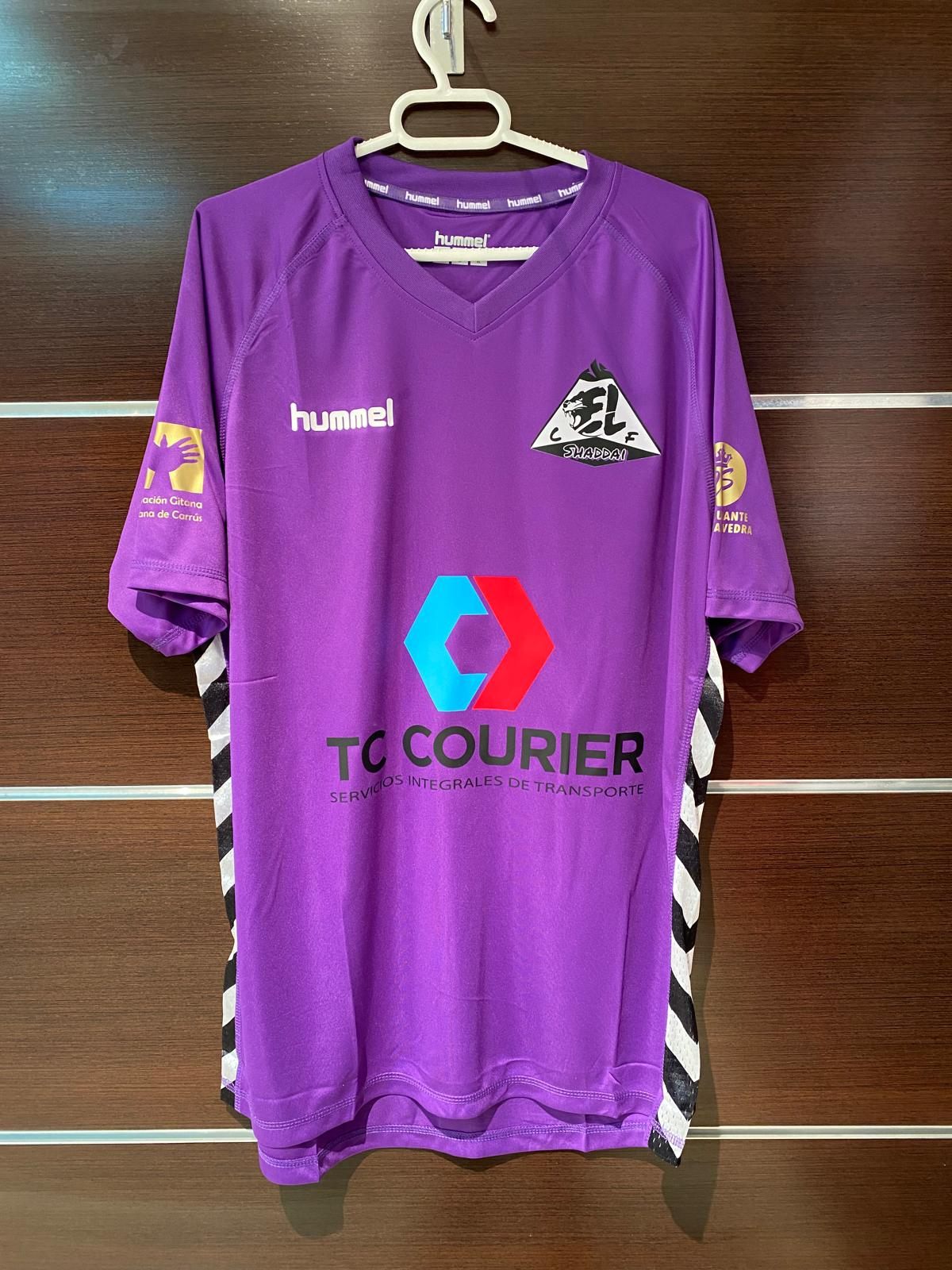 Equipación de fútbol con varios patrocinadores estampados en DTF