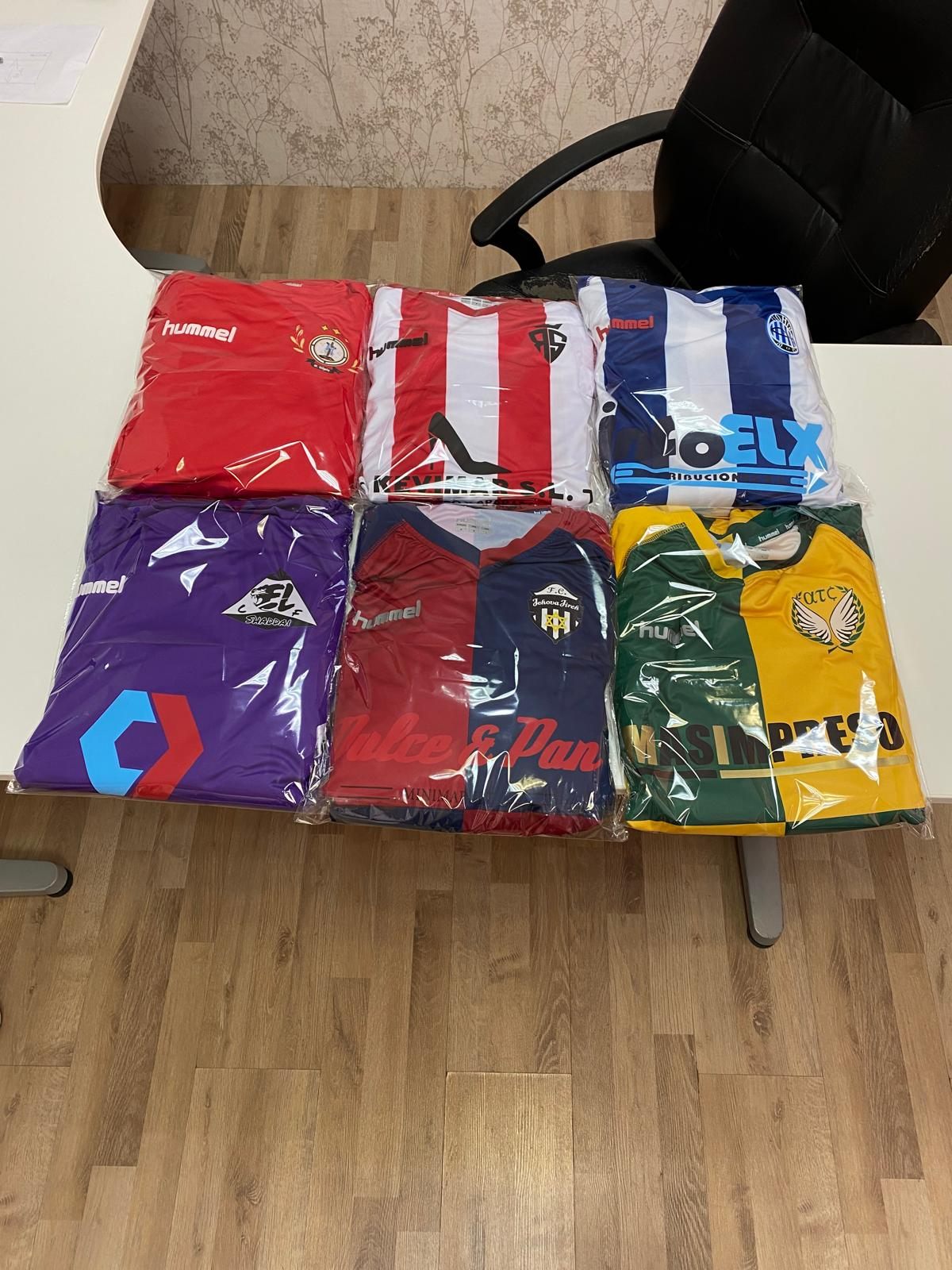Pedido de varias camisetas de club listas para entregar