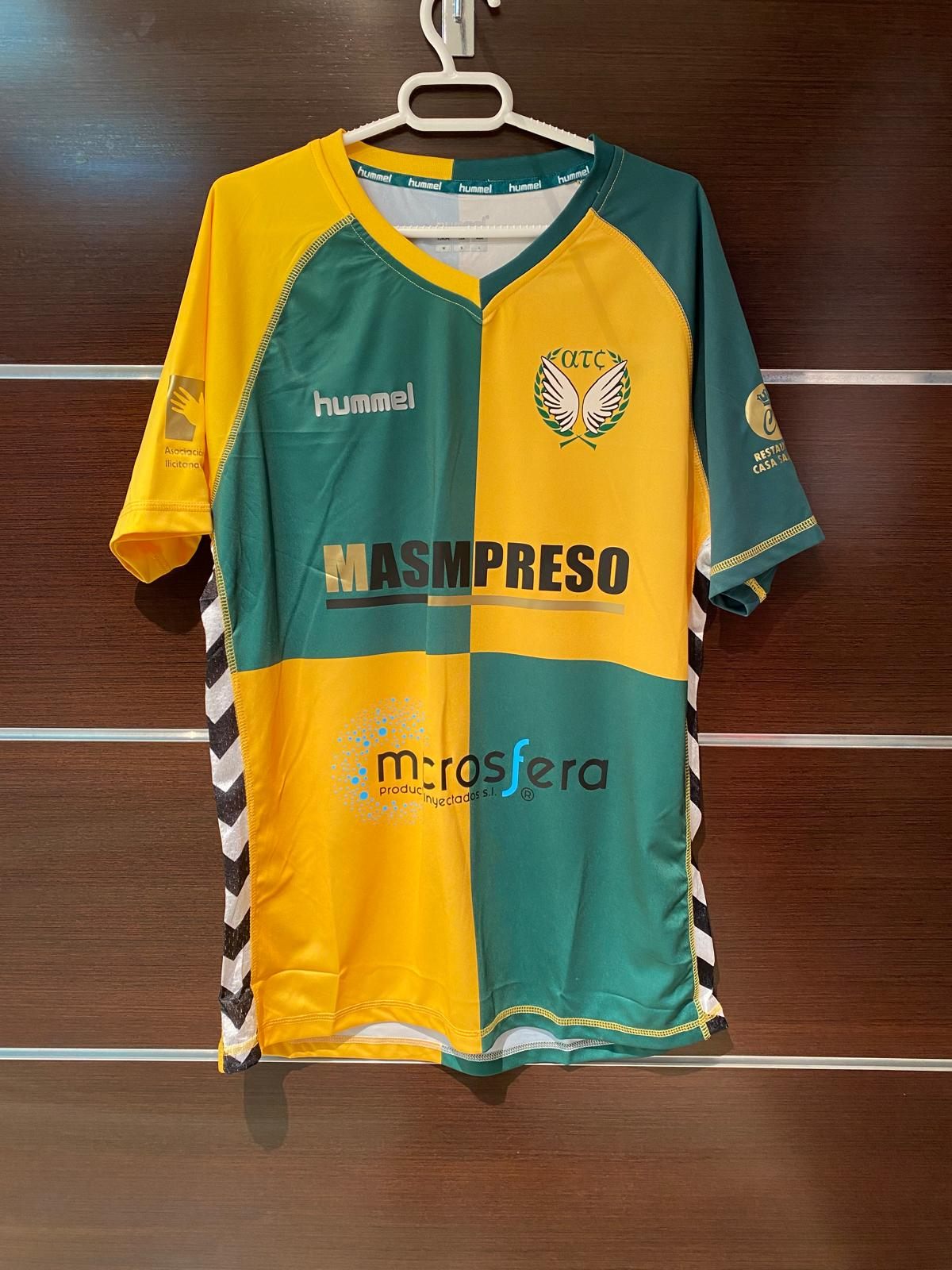 Camiseta de club con varios patrocinadores en verde y amarillo