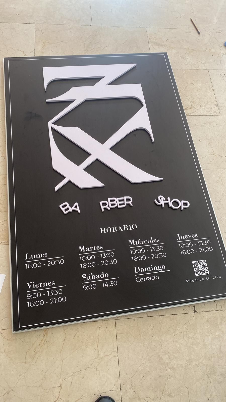 Rótulo corpóreo fresado en CNC con cuadro de horarios para barbería