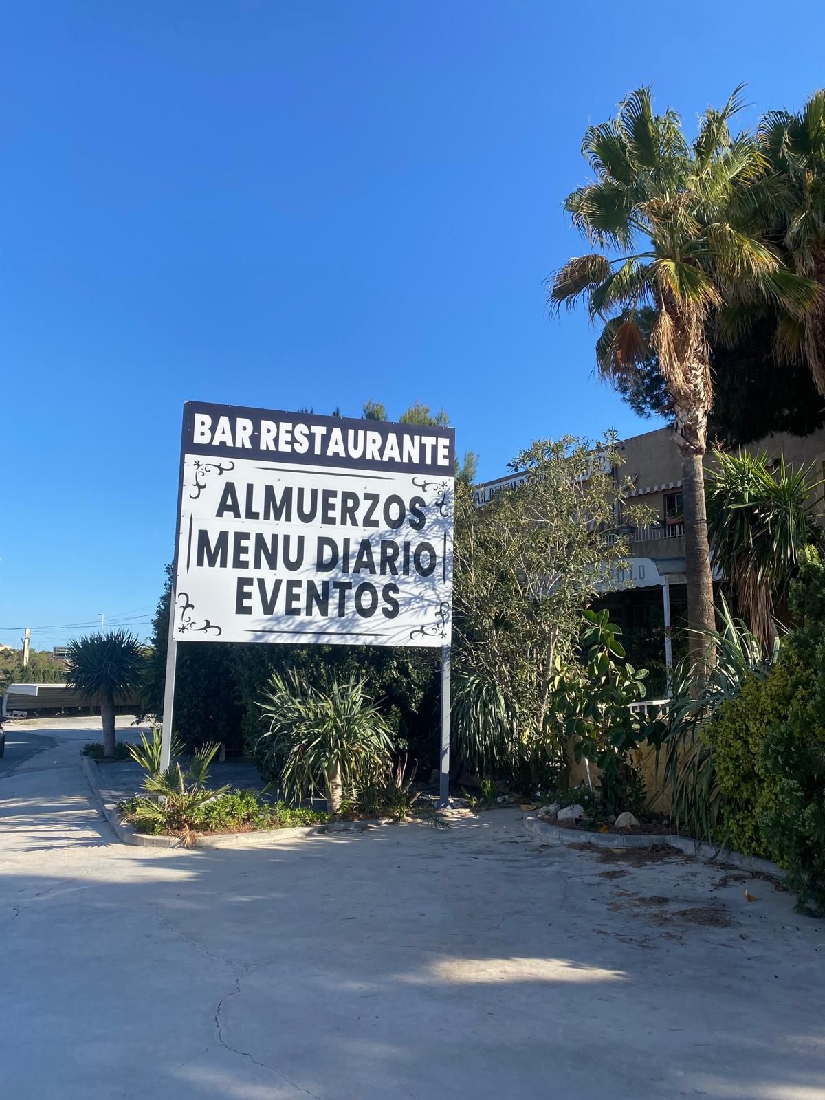 Rótulo de poste en vinilo para bar restaurante